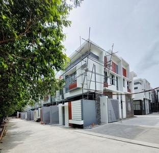 3BR Townhouse unit in EDSA Muñoz , Quezon City