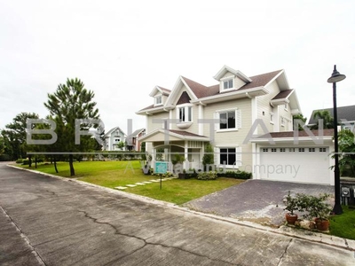 4 Bedrooms Luxurious RFO House in Sucat Paranaque at Lakefront