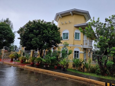 Modern Classic Amazing 6-Bedroom 3-storey House For Sale in Tagaytay City
