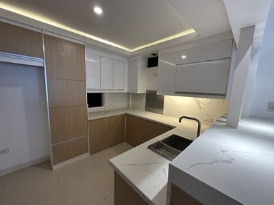 Townhouse For Sale In Fort Bonifacio, Taguig