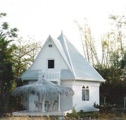 White house in El Paradiso