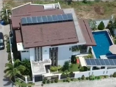 Beautiful Energy Efficient Home With Large Pool/ 6 Kw Solar System