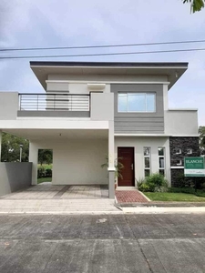 For Sale 4 Bedrooms House and Lot in Metrogate, Angeles City