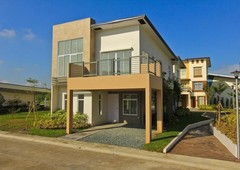 RFO Elegant 4Bedrooms SIngle Attached 45 minutes from Manila