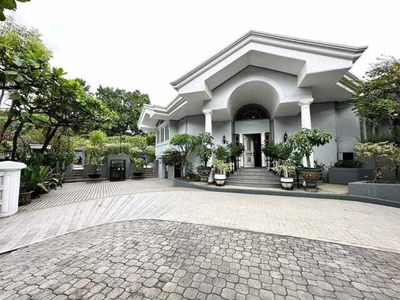 Villa For Sale In North Forbes, Makati