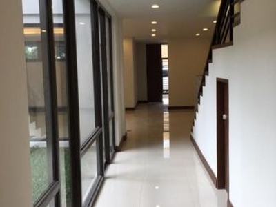 House For Sale In North Forbes, Makati