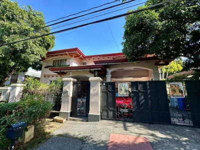 For Sale: 6 Bedroom House and Lot with 6 Car Garage in Ayala Alabang