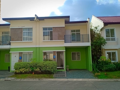 4 BR Townhouse with Balcony and Fence, 30 mins to SM MOA!